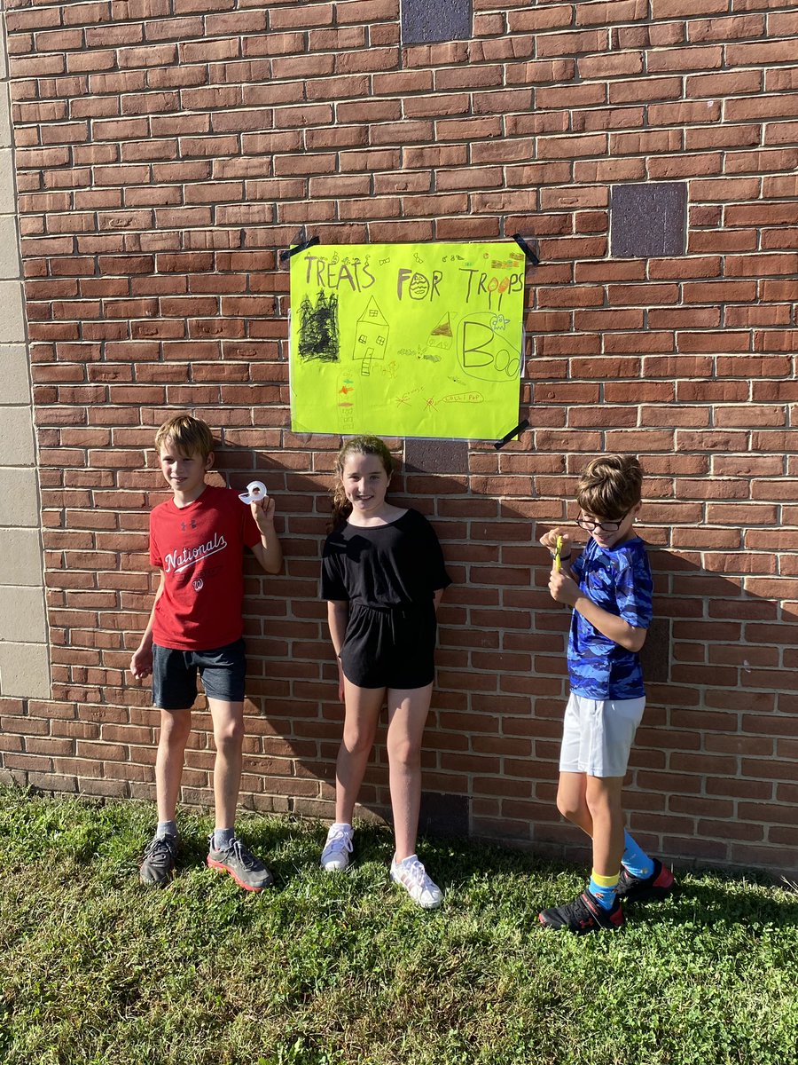 NottinghamSCA's tweet photo. Some of our class representatives, Max, Davis and Reid are spreading the word about Treats for Troops around Nottingham! Way to go!! 🍭 🍫 🇺🇸 🎃 #knightsrock @HayhurstBr @Gidrizi719 https://t.co/YnGhlYnBKD