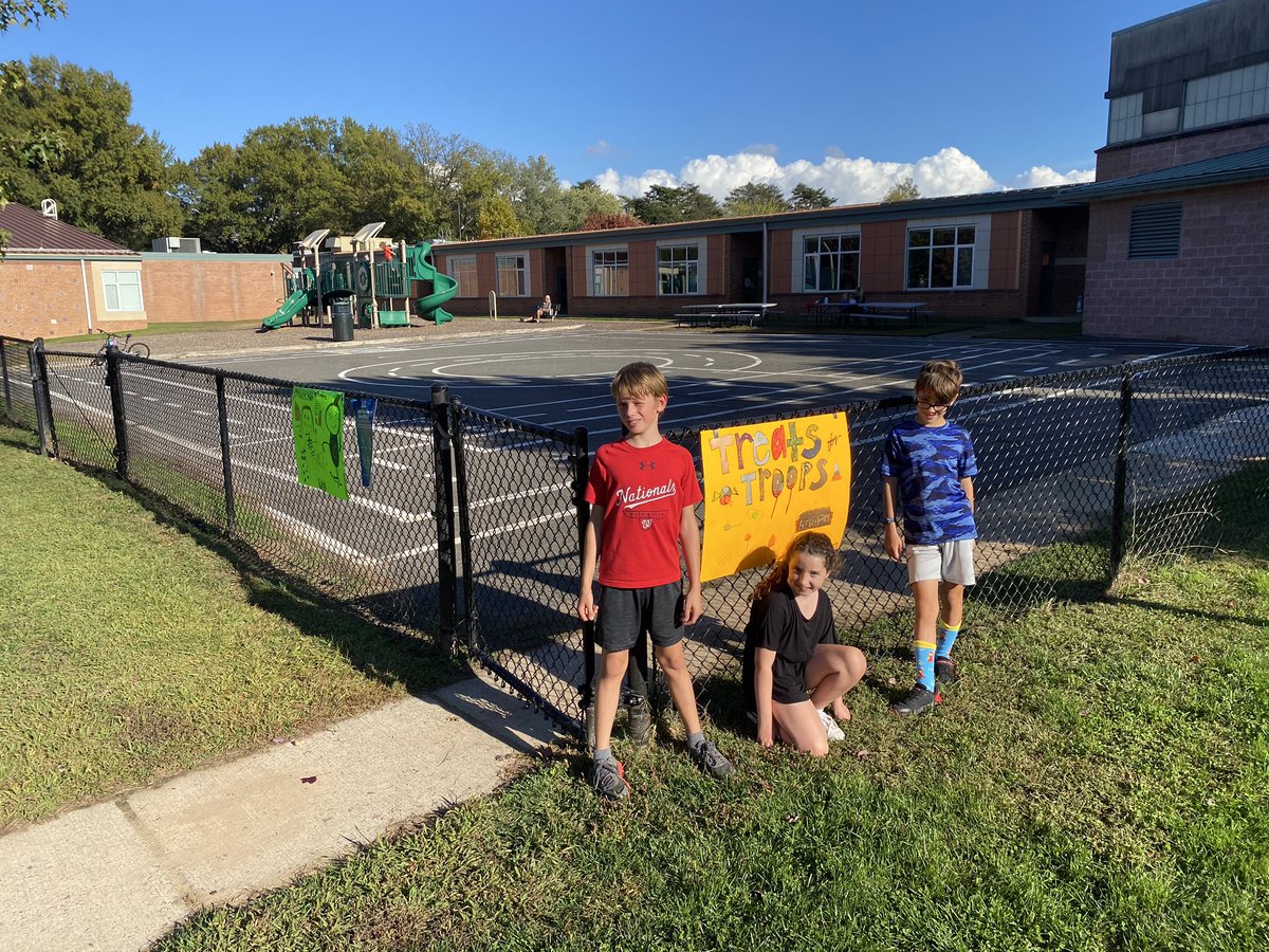 NottinghamSCA's tweet photo. Some of our class representatives, Max, Davis and Reid are spreading the word about Treats for Troops around Nottingham! Way to go!! 🍭 🍫 🇺🇸 🎃 #knightsrock @HayhurstBr @Gidrizi719 https://t.co/YnGhlYnBKD