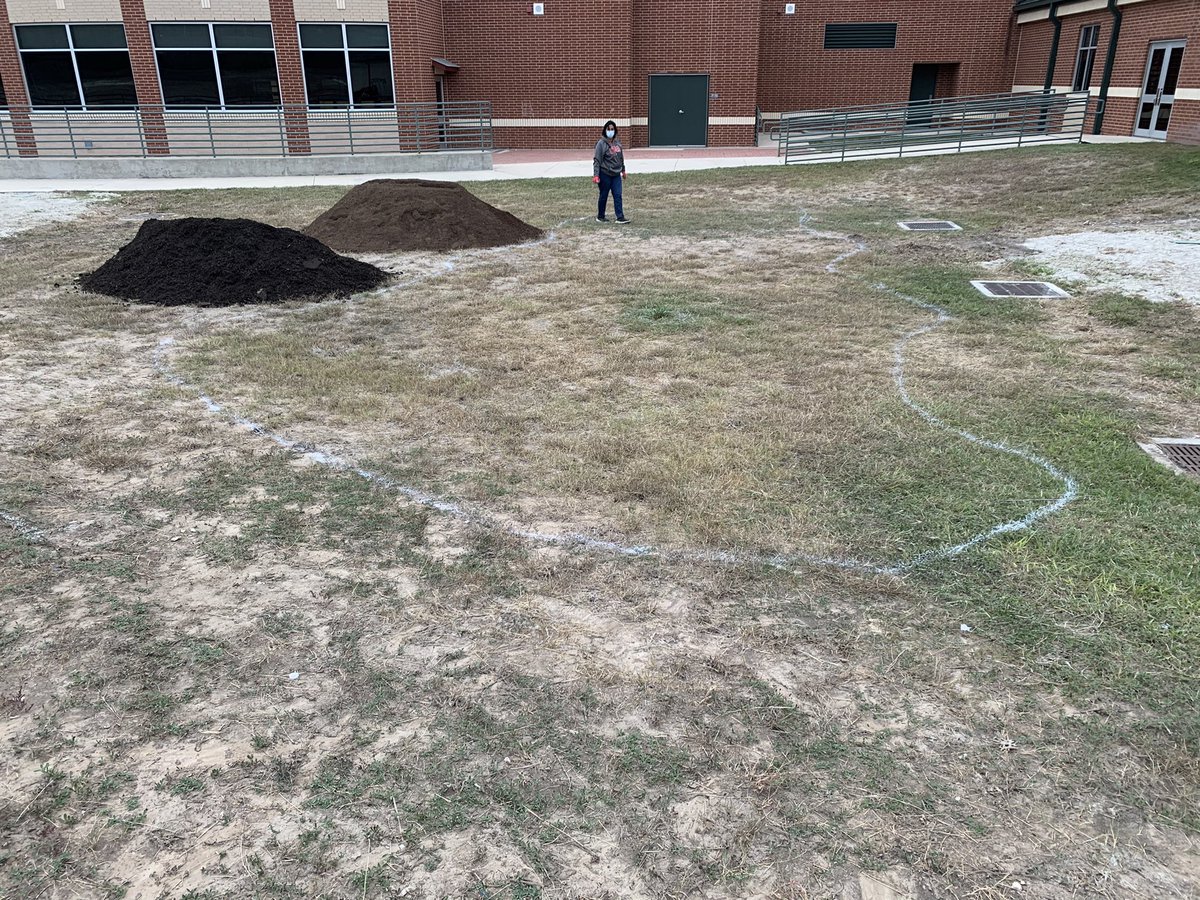 MurninGardeners's tweet photo. Here is a before picture & a picture from the middle of phase 1! Keep watching to see what pollinators we plant next! #pollinatorprotectors #NISDprojectacor https://t.co/cVIbVpwYY9