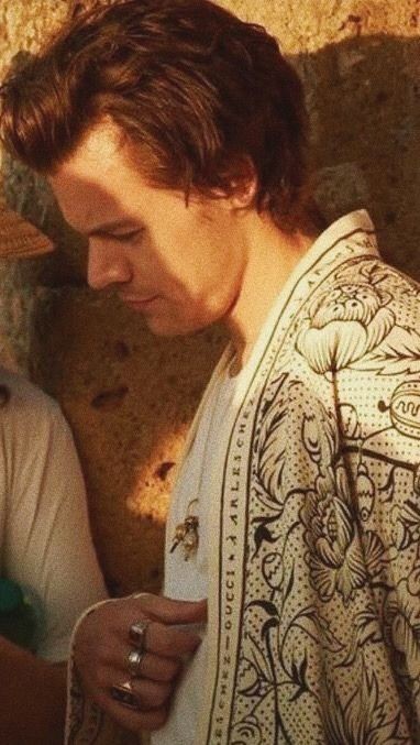 TPWK__e's tweet photo. Lovin' you's the antidote, Golden 
#golden
#wearegolden
#HarryStyles https://t.co/WEXTPHLlIb