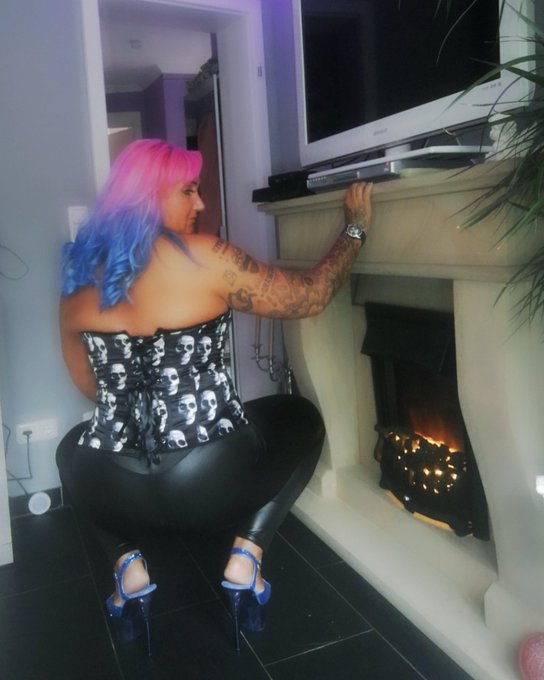 Ich glaube der Mond ist aufgegangen 😆 #bigass #ass #poschi #curvymodel #beautynotsize #curvy #cutecute<a href="/tag/bigass"class="tags">#bigass</a><a href="/tag/curvy"class="tags"><span>#curvy</span></a><a href="/tag/plussizemodel"class="tags"><span>#plussizemodel</span></a><a href="/tag/highheels"class="tags"><span>#highheels</span></a><a href="/tag/leggings"class="tags"><span>#leggings</span></a><a href="/tag/ass"class="tags"><span>#ass</span></a>
