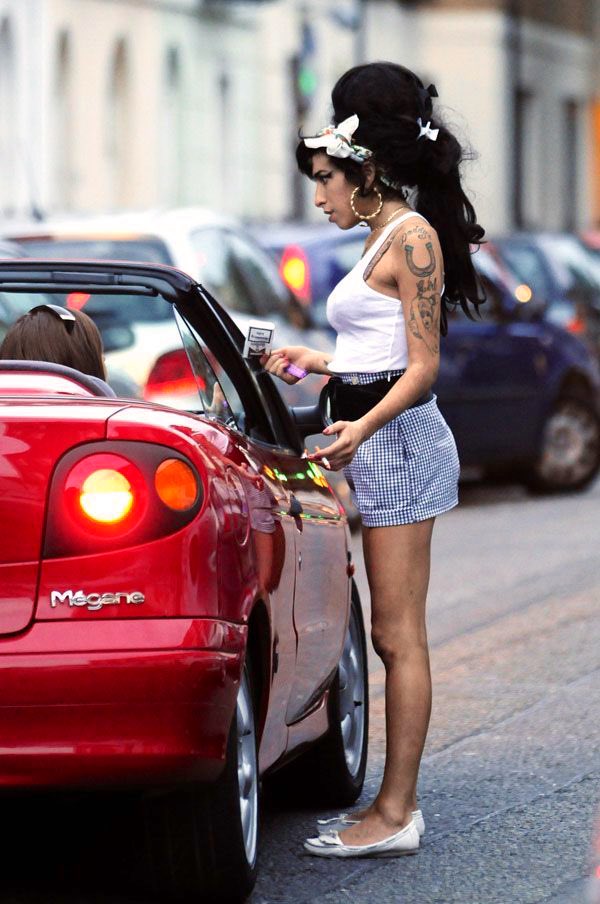 theamyjade's tweet photo. oh to be random girls giving amy winehouse a ride while she was running away from paparazzi https://t.co/J3ykzON7RM
