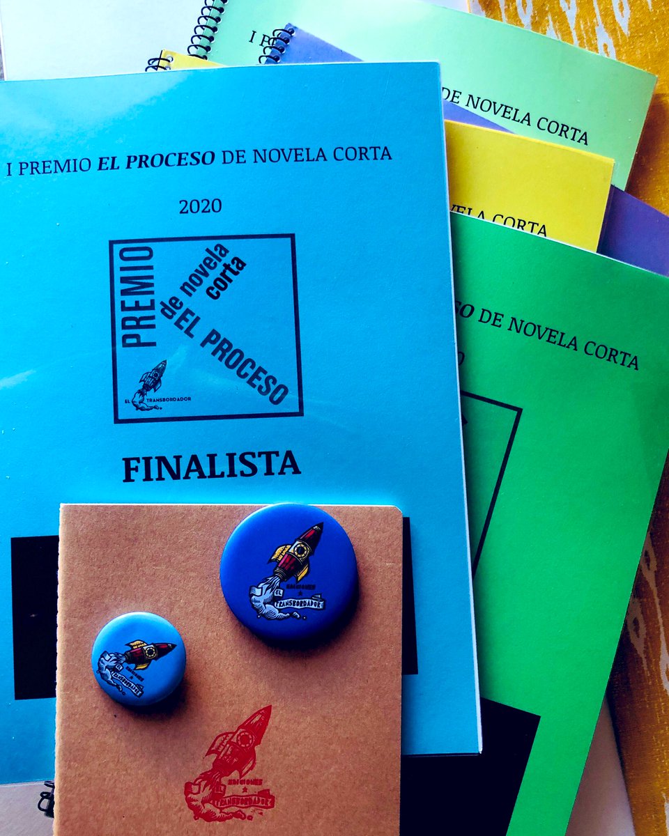 Los manuscritos de los cinco  finalistas del I Premio de Novela Corta #ElProceso de @EdTransbordador me han dado la bienvenida a Málaga. Voy haciendo café y preparándome para estrenar el precioso cuadernillo de notas ¡gracias por los detalles!
