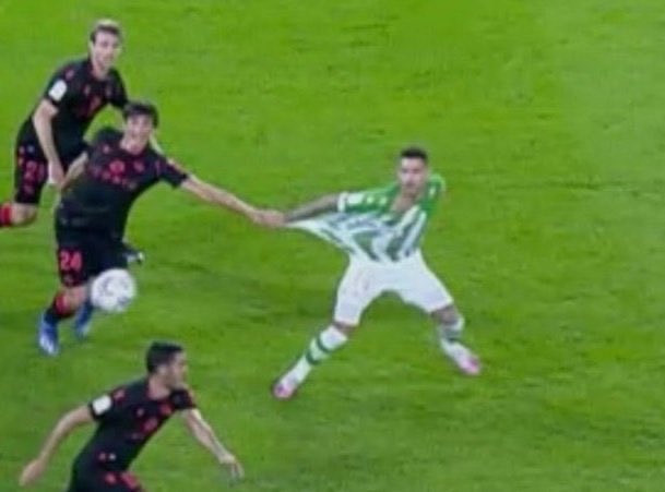Barcelonismos's tweet photo. Hace solo unos días al Betis NO le señalaron penalti en esta jugada. Hoy al Madrid sí. Juegan con otro reglamento https://t.co/NPU1jS7UsI