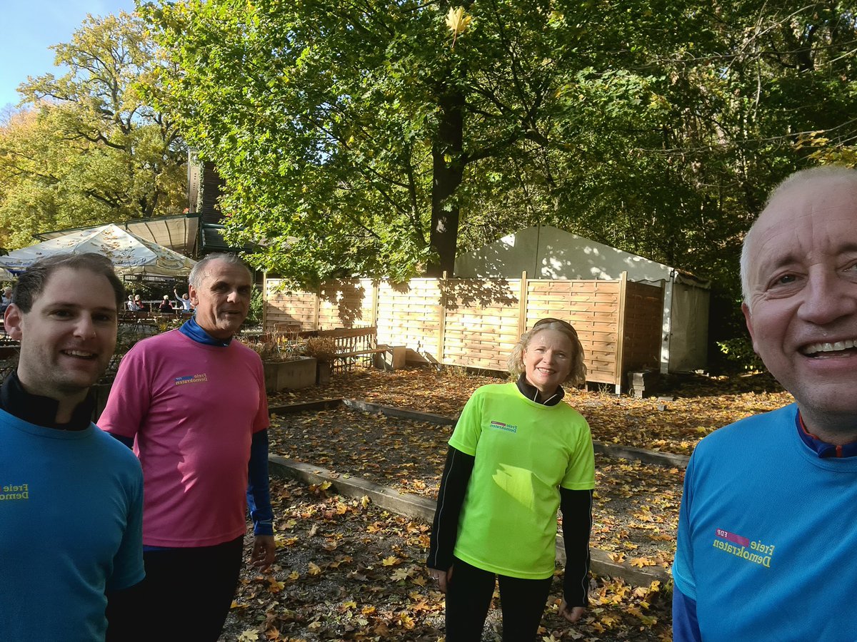 Und wieder waren vier motivierte #FDPowerläufer am Schlachtensee unterwegs! Und wieder wurden wir toll unterstützt von <a href="/WSchinnenburg/">Wieland Schinnenburg</a> , sportlich, politisch und persönlich eine Bereicherung! <a href="/fdp/">FDP</a> <a href="/fdpbt/">Fraktion der Freien Demokraten</a> <a href="/fdp_berlin/">FDP Berlin</a> <a href="/FDPWandsbek/">FDP Wandsbek</a>