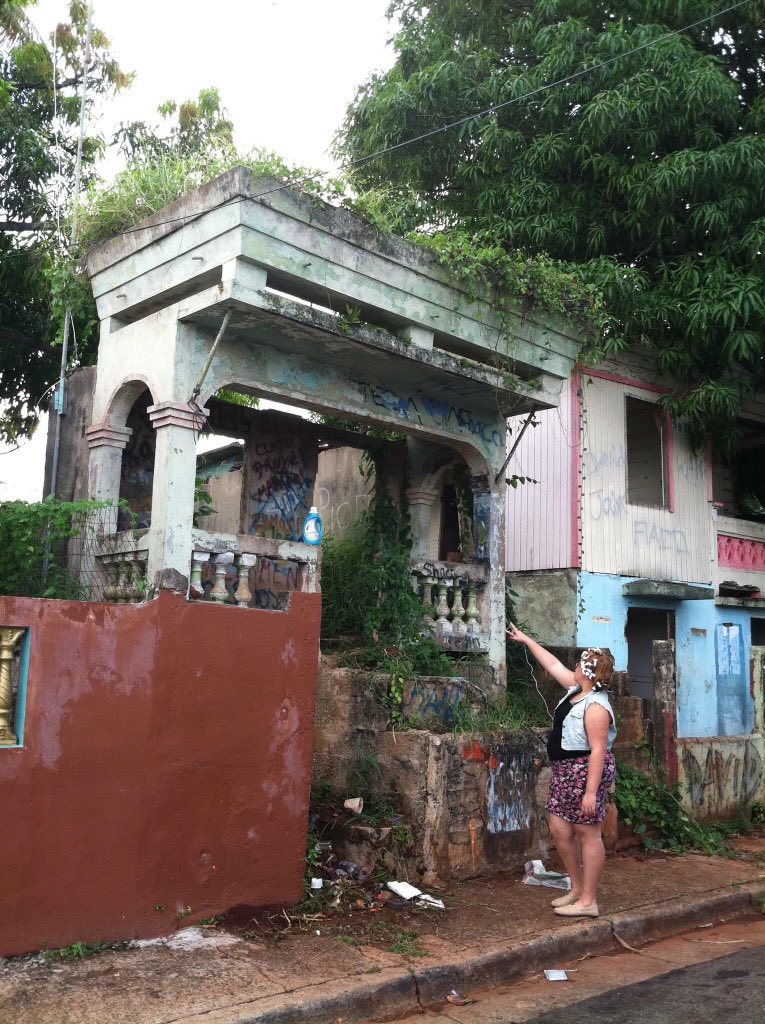 BEA1021's tweet photo. “D Cuna “ no. nací en un humilde barrio en PR viví en esta humilde casa. no lo cambio por nada Quisiera volver a esos tiempos. He progresado en la vida pero nada como mis tiempos de infancia y juventud y así se lo hice ver a Mis hijos. Lloraron #sinprecio https://t.co/eaVy6ZXpbB
