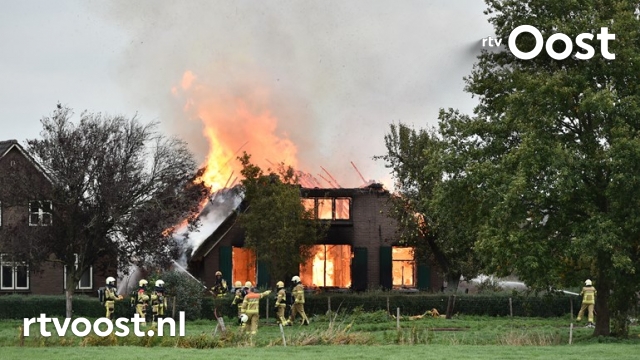Deventer brandweer schiet te hulp bij grote brand in boerderij Terwolde. #rtvoost.