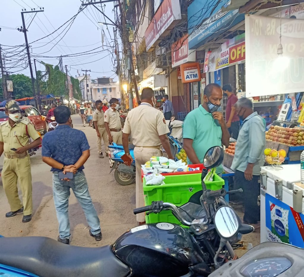 dcp_cuttack's tweet photo. Our #TrafficEnforcementdrive is going on strictly now at Choudhury bazar,Jail road,and Darghabazar against encroachment and road congestion while ensuring free flow of Traffic at the City in view of ensuing festive occasion. #ObeyTrafficRules
#StaySafe @CMO_Odisha @homeodisha https://t.co/BG4y8JGCbN
