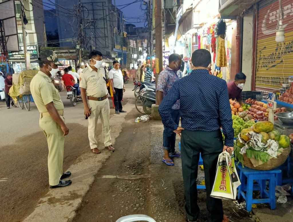 dcp_cuttack's tweet photo. Our #TrafficEnforcementdrive is going on strictly now at Choudhury bazar,Jail road,and Darghabazar against encroachment and road congestion while ensuring free flow of Traffic at the City in view of ensuing festive occasion. #ObeyTrafficRules
#StaySafe @CMO_Odisha @homeodisha https://t.co/BG4y8JGCbN