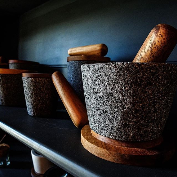 VisitMeridaMx's tweet photo. Un utensilio clásico en la cocina y muy útil para hacer salsas con habanero e ingredientes locales ¿con qué salsa lo utilizas?
#ConsumeLocal #VisitMeridaMx #WeLoveMerida
IG: plazacarmesi https://t.co/giegqQoXbK