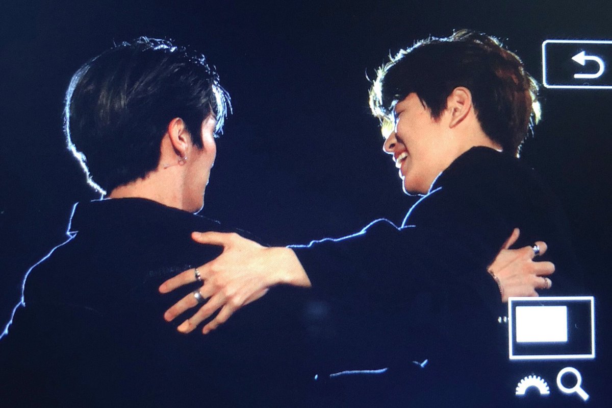 2minfiles's tweet photo. seungmin: my hyung who i like.... the most.... in the entire world!!! https://t.co/r8F5oyHsR8
