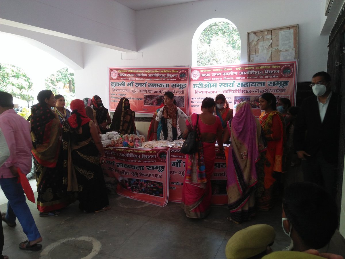 BktBmmu's tweet photo. विकास खण्ड बक्शी का तालाब तहसील परिसर मे स्वयं सहायता समूह के द्वारा विभिन्न उत्पादो का स्टाल लगाया गया https://t.co/z2L4TQy8Sx