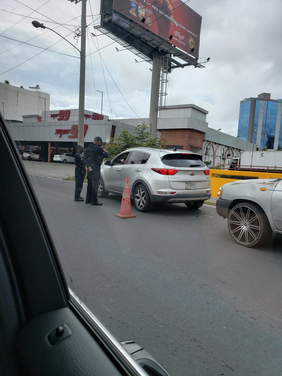 Sábado 10:25 am. Dos unidades de <a href="/ProtegeryServir/">Proteger y Servir</a> deciden poner un retén en Via Porras. Están causando un tranque descomunal que sube toda la calle Luis García Fábrega (calle del PriceSmart) y sigue en Via Brasil.