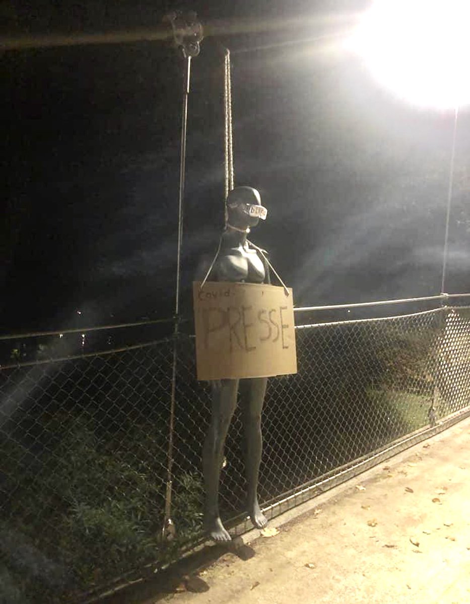 benjamin_piel's tweet image. Wenn aus Kritik an Journalisten Hinrichtungsphantasien werden, ist das verabscheuenswert. In Minden war es heute Nacht so weit - eine erhängte Schaufensterpuppe baumelte an einer Brücke über die Weser. Scheußlich.