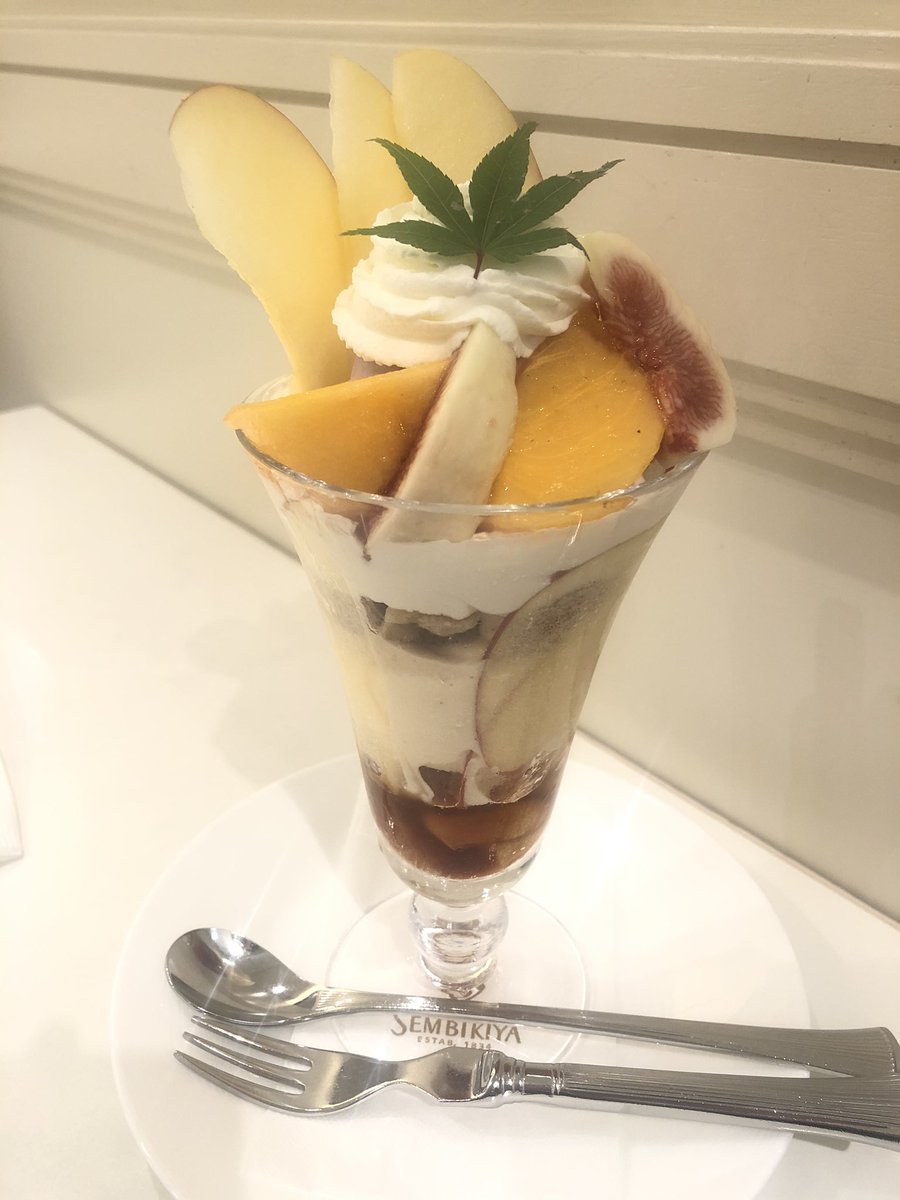 斧屋 おのや Twitterissa 千疋屋総本店池袋西武店にて ３種のオータムパフェ 柿 いちじく りんご 紫芋アイス ナッツの香りのプラリネアイス バニラアイス りんごのカラメル煮など 果物もおいしいし ナッツのアイスの香り ナッツの食感もよく 安心する