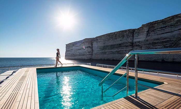 INTERIORPORN1's tweet photo. Beyoncé &amp; Jay-Zs $2M a week luxury Italian super-yacht https://t.co/EuGdZut5FS