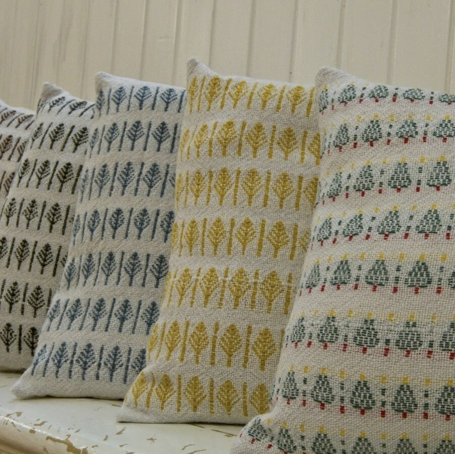 NelltheWeaver's tweet photo. Christmas cushions handwoven in merino in a Swedish rosengΓ₯ng draft. All backed with natural linen with zip closure. Only one of each colourway. Available in my @folksyhq shop now. Link in bio.
#christmasdecor #handwoventextiles #weaver #interiorsofinsta⦠https://t.co/YHZwcu9cb8 https://t.co/IRpwoJQEG2