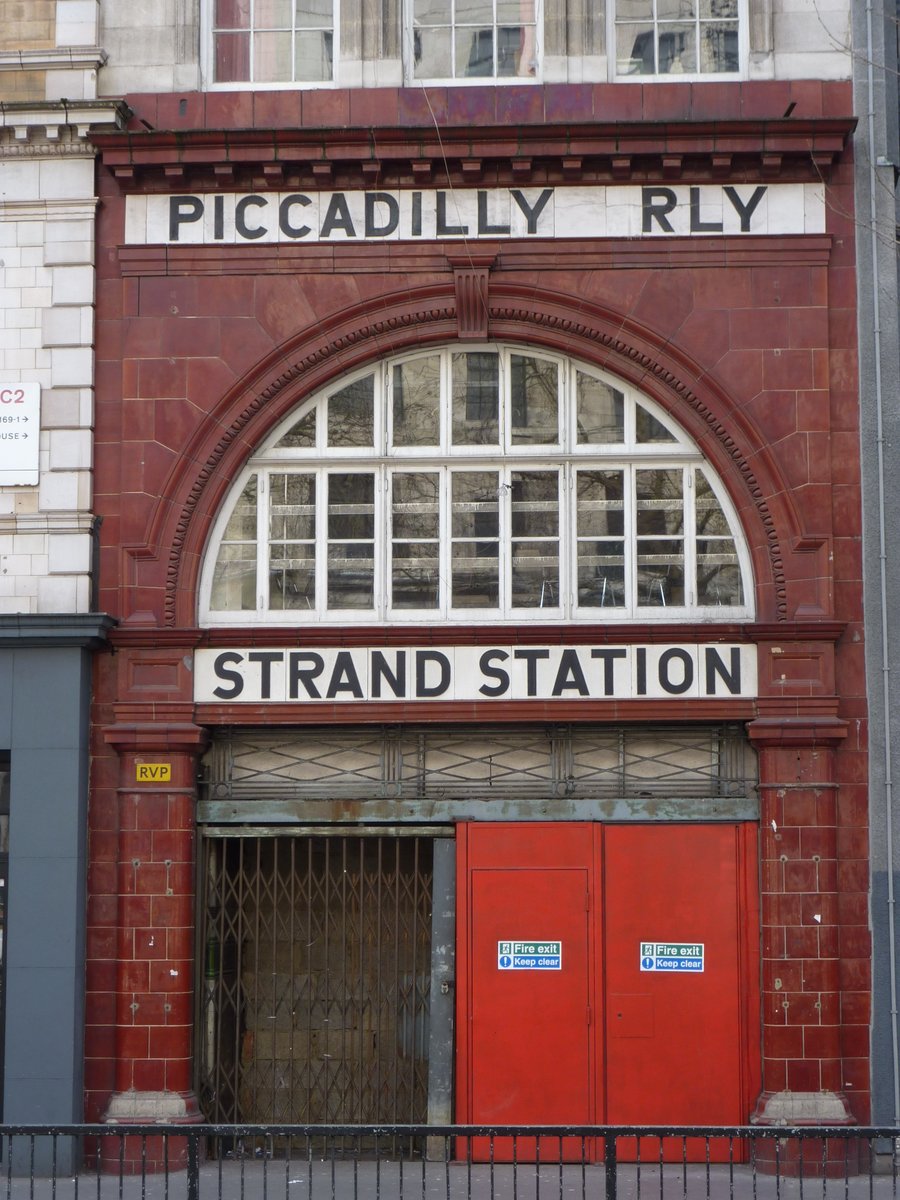 Gilly_Pickup's tweet photo. grisly ghouls, tortured souls and a  handsome phantom  ... read more here (if you dare)
https://t.co/sLeiHfLKec

@ghostbustours @visitlondon @V_and_A @spectrum_1  @ghosthuntingfor @UKghosthunting_  @spectrum_1996
@GrenadierPub  #paranormal #ghost #london #halloween #haunted https://t.co/z6aZxH6o01