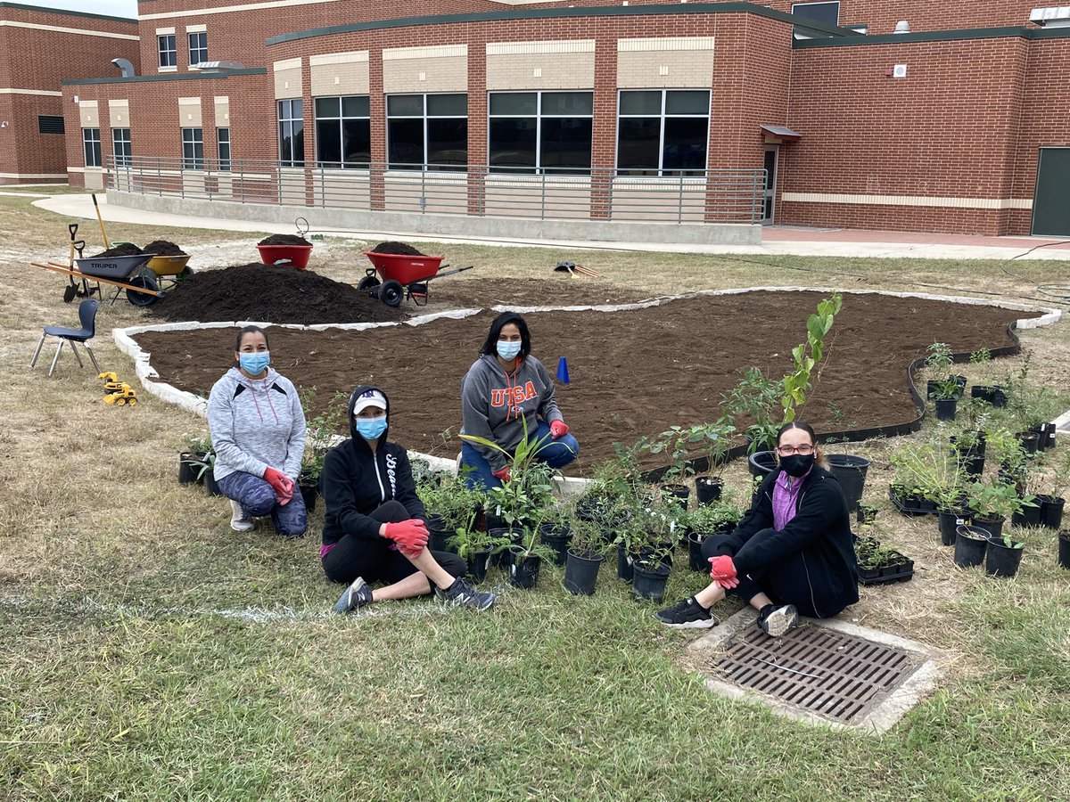 MurninGardeners's tweet photo. Time to plant! 🌱
#pollinatorprotectors @NISDMurnin https://t.co/3MO9m9nzeA