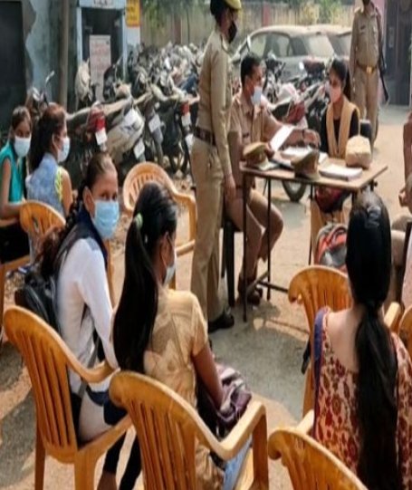 Athakindia's tweet image. #मेरठ
12वीं की छात्रा बनी टीपीनगर थाना SHO, सालों पुराना केस मिनटों में सुलझाया,
थानाध्यक्ष बनी छात्रा ने सुनी जनता की समस्याएं
#Meerut #Class12student #officer #publicproblem #UPNews @Uppolice #meerut