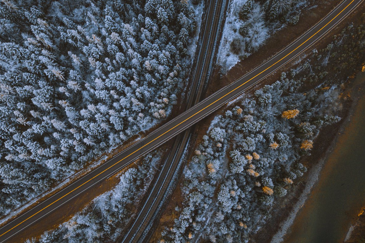 petenathanson's tweet photo. winter is strengthening its hold and slowly taking over the fall colors - one of my favorite times, though it is short-lived. https://t.co/9GMbk0R2ou
