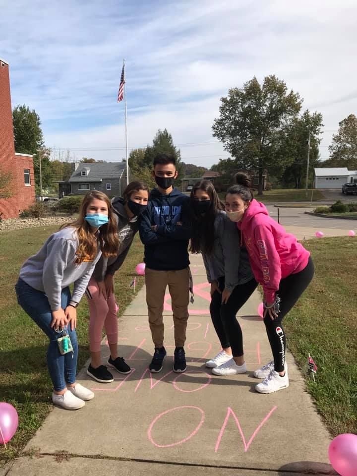 CamdenClarkMC's tweet photo. π ποΈ Our friends at Parkersburg Catholic High School organized a #PinkWeek in honor of #BreastCancerAwarenessMonth! Part of the week included voting on pumpkins and collecting donations for our Pink Mammogram Fund! #GenerosityHeals https://t.co/wwSBkyGfGP