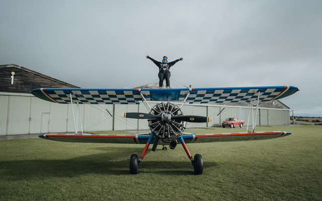 parkinsons_life's tweet image. Harry Styles’ mother @MrsAnneTwist – whose father lives with #Parkinsons disease – recently completed a “terrifying” wing walk to raise money for research and better treatments for the “devastating” condition. Find out more: bit.ly/3mdZXiO