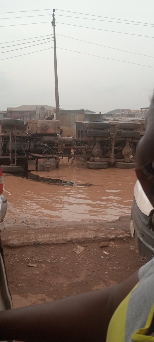 5.03pm 24th October 2020... At Sango where @DapoAbiodun put granite that cannot fill 30%of the holes and the granites is even there looking at motorists and commuters.. Who will rescue Ogun State... @OGSG_Official @ConcernedYOgun @OGPWAgency @Gidi_Traffic