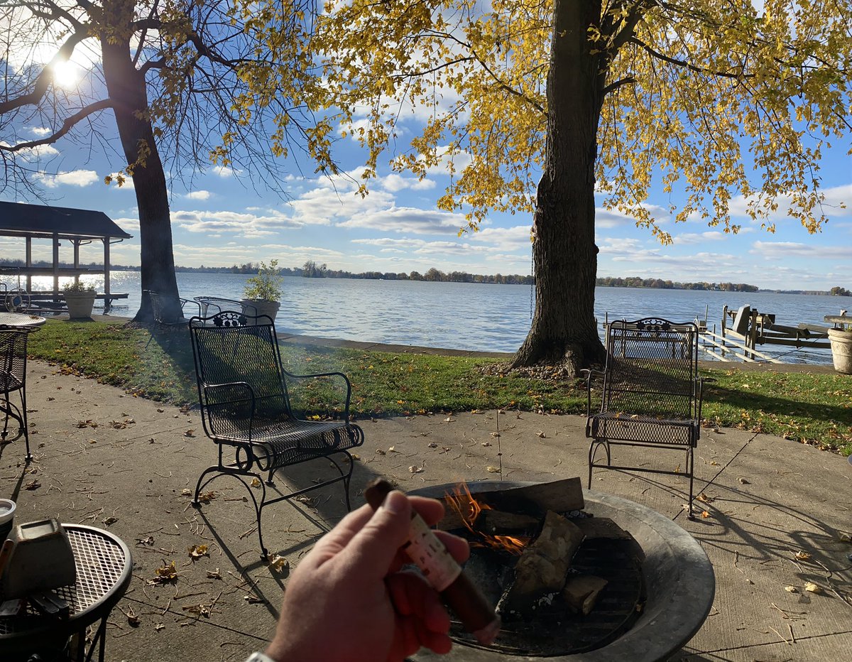 tonyburkhart's tweet photo. #ruizing #foreverruizing @mattyrock2k @OpieRadio #sunset water and cigar with family at the lake house https://t.co/tkSqDF46Bg