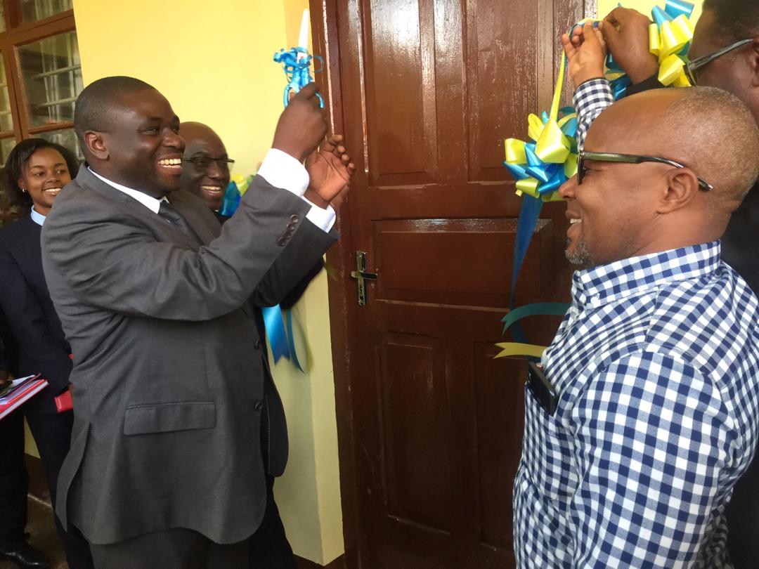 OMashtaka's tweet photo. Mkurugenzi wa Mashtaka Bw. Biswalo Mganga  akikata utepe kuashiria Uzinduzi wa Ofisi ya Taifa ya Mashtaka Mkoani Songwe, akiwa pamoja na viongozi wengine. https://t.co/XlIYSslpUP