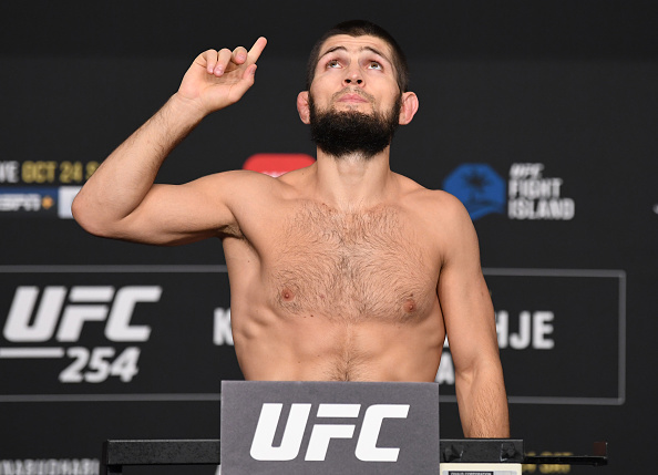 LONGEST UFC WIN STREAKS
16 - Anderson Silva
13 - @TeamKhabib, #UFC254
13 - Max Holloway
13 - Demetrious Johnson
13 - Jon Jones
13 - GSP
Nurmagomedov ties Benson Henderson and BJ Penn for most title fight victories in UFC lightweight history with his 4th championship victory. https://t.co/lmh0sy0nUb