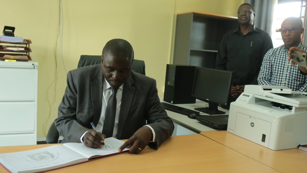 Mkurugenzi wa Mashtaka Bw. Biswalo Mganga akisaini kitabu cha wageni mara tu baada ya kuzindua Ofisi ya Taifa ya Mashtaka Mkoani Songwe.