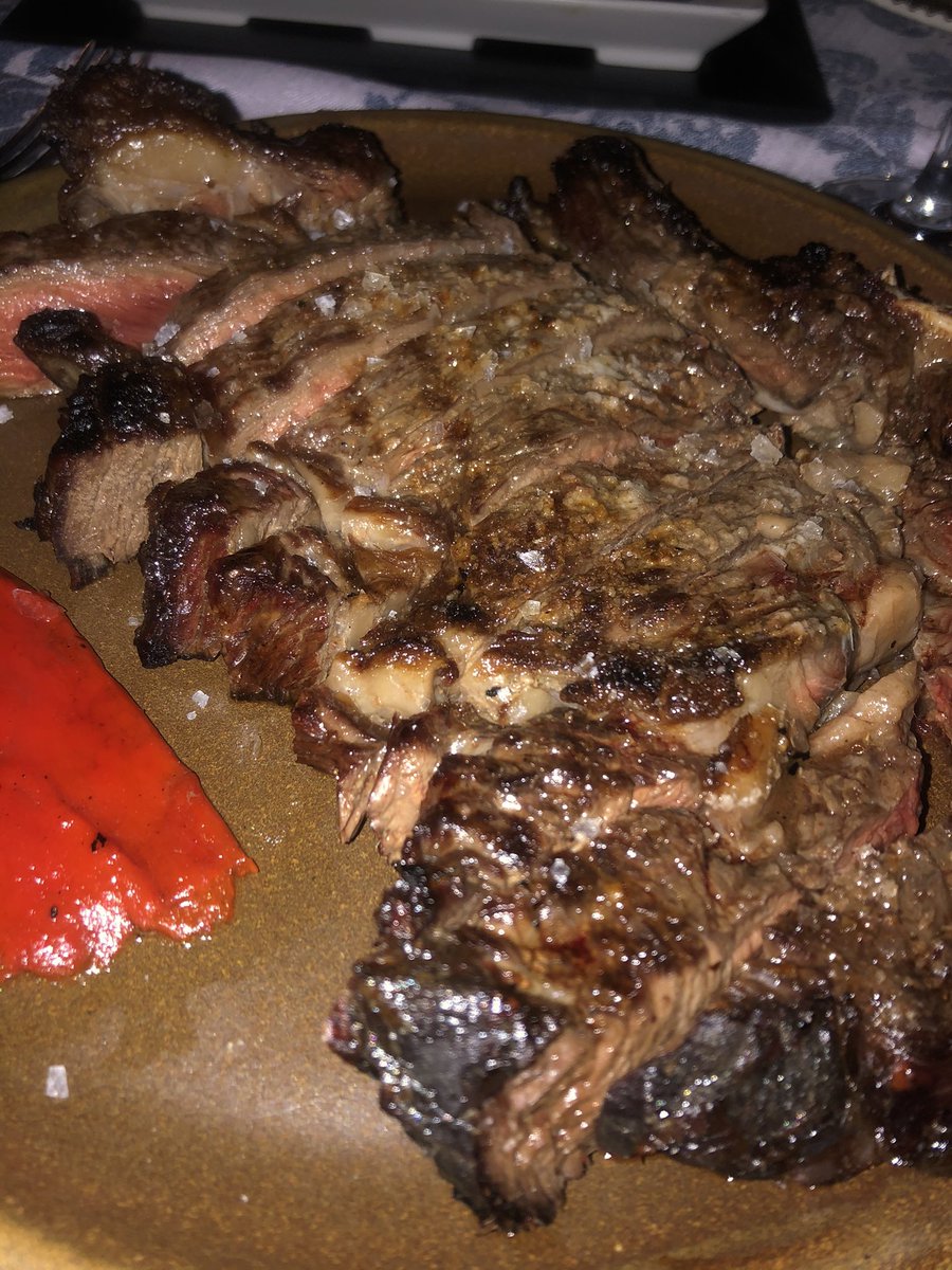 LuisGamonal9's tweet photo. Asador de Aranda. @ElGadafi00 te lo recomiendo. https://t.co/XW0OTUpOfd