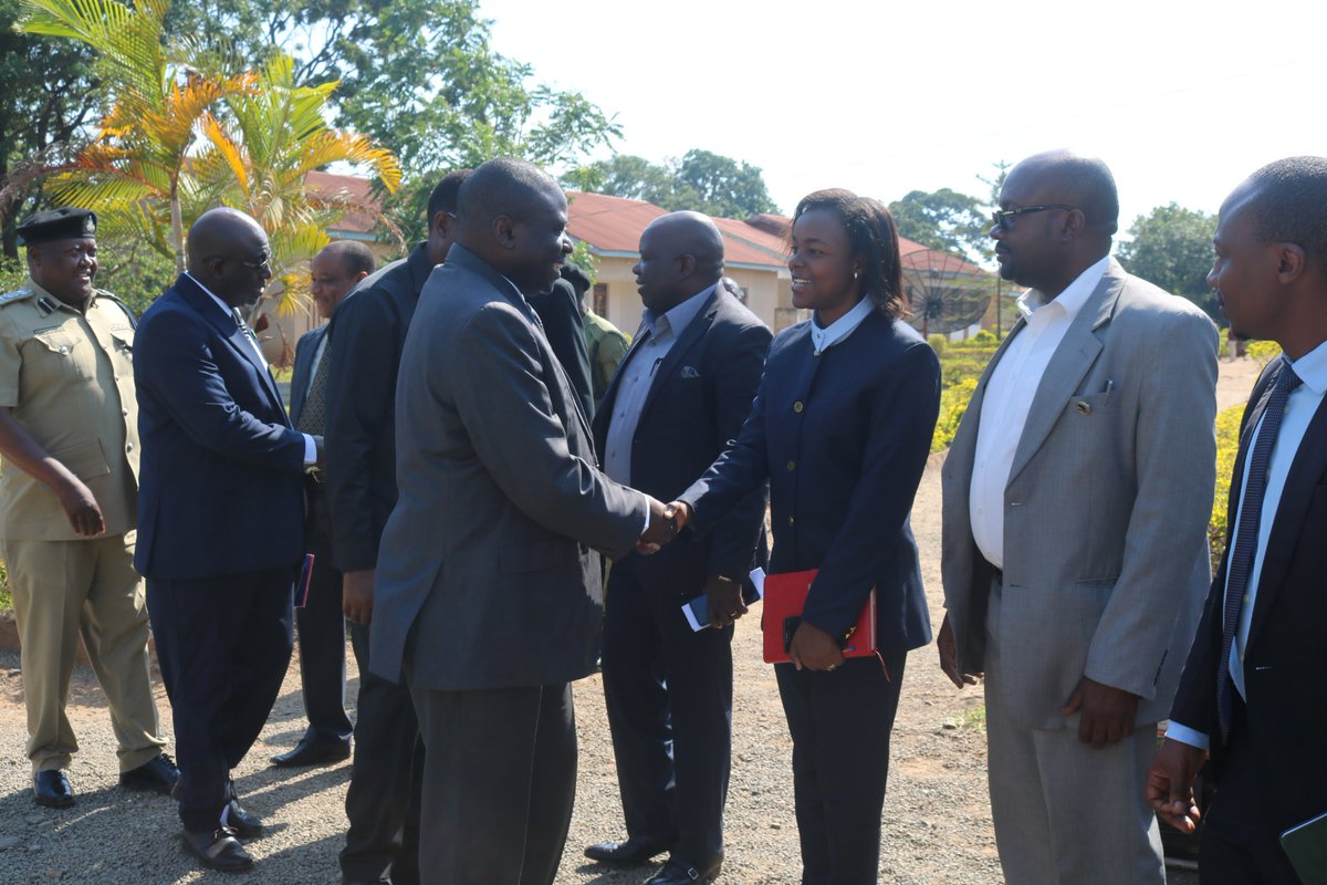 Mkurugenzi wa Mashtaka Bw. Biswalo Mganga akisalimiana na baadhi ya viongozi mbalimbali waliohudhuria katika hafla ya uzinduzi wa Ofisi ya Taifa ya Mashtaka Mkoani Songwe.