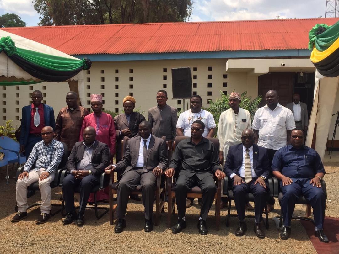 Picha ya pamoja ya viongozi mbalimbali pamoja na viongozi wa dini waliohudhuria katika hafla ya uzinduzi wa Ofisi  ya Taifa ya Mashtaka Mkoani Songwe