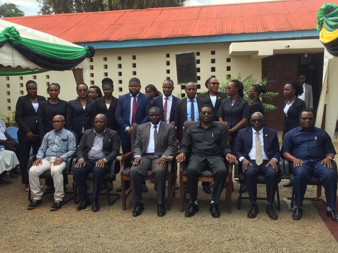 Picha ya pamoja  baadhi ya  viongozi mbalimbali wakiwa pamoja na baadhi ya mawakili wa Serikali  Ofisi ya Taifa ya Mashtaka waliohudhuria katika hafla ya uzinduzi wa Ofisi ya Taifa ya Mashtaka Mkoani Songwe.