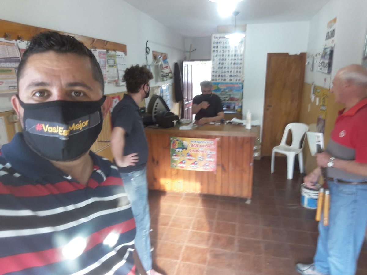marcoscurletto's tweet photo. Caminando el Santa Rosa. Explicando protocolo p votar y sembrando un mensaje de esperanza con @AbrileGabi 
#AbrileIntendente
#MejorParaRioCuarto https://t.co/kEm3uRK0CS