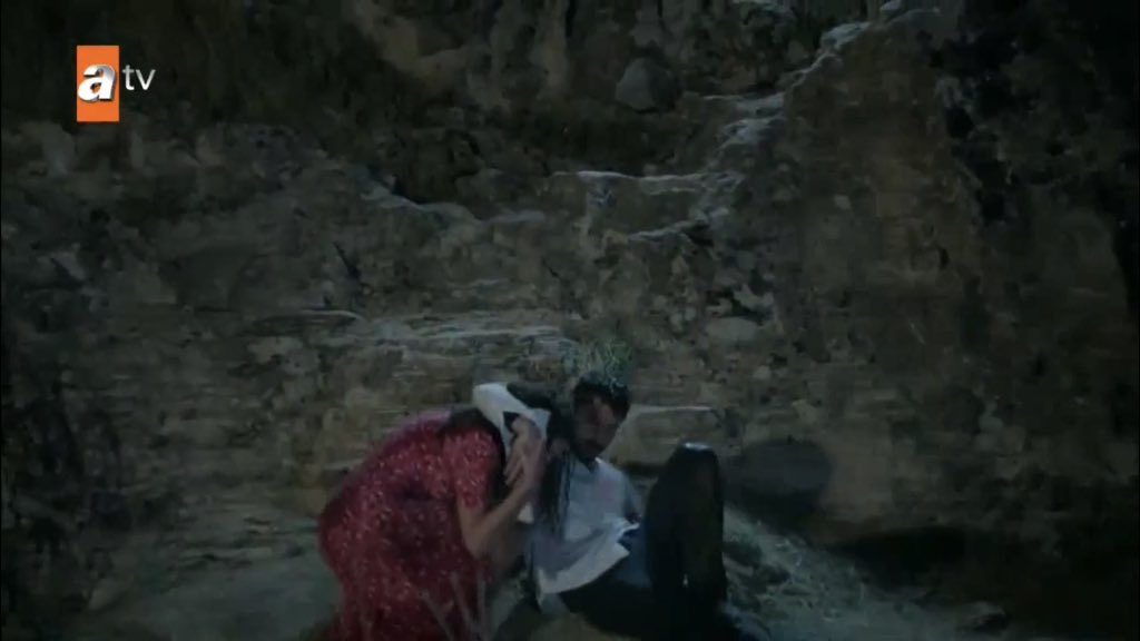 she’s hiding him and covering his mouth so they’re not seen SHE’S REALLY SAVING HIM IN EVERY POSSIBLE WAY  #Hercai  #ReyMir