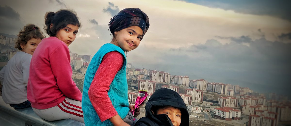 "Acı diyorum efendim,
O da evrensel olmalı;
Bir çocuğun eline diken batsa;
İnsanoğlu yanmalı..."
#Faridfarjad
#şırnak