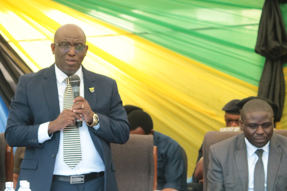 Naibu Mkurugenzi wa Mashtaka Bw. Edson Makallo akiwashukuru viongozi wa dini kwa namna wanavyoliombea Taifa letu, pamoja na wadau wengine waliofika katika hafla ya uzinduzi wa Ofisi ya Taifa ya Mashtaka Mkoani Songwe.