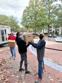 MarketMaverik's tweet photo. Great day volunteering with Cornerstones VA, Heritage Fellowship Church Reston, Volunteer Fairfax in #FairfaxCounty #NoVA distributing food to families in need. Thank you to the #volunteers and caring staff @Cornerstonesva @VolunteerFFX.
#volunteerfest2020 #vfest2020 https://t.co/uz4xDgao7A