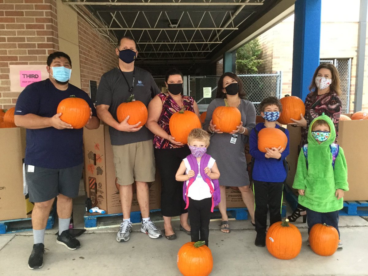 MaryHullLibrary's tweet photo. Ms. K’s pumpkin character! Thanks to @HEB for the generous donation. 🎃Students (and staff) have until 10/26 to submit photos! @NISDLib @NISDMaryHull #BackTogetherBetter https://t.co/inzN9beslr