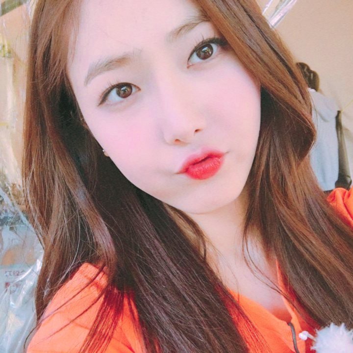 GRDSofficial's tweet photo. [#LUCY] 🐼

Hace algunos días me llegó el #WJSNLS de mis chiquitas bonitas y soy la más feliz porque desde que lo anunciaron quedé enamorada de él. No puedo esperar por asistir a un concierto de ellas para poder usar mi uzzu bong como se debe. 🥰 https://t.co/Y8ZBFGqKzv