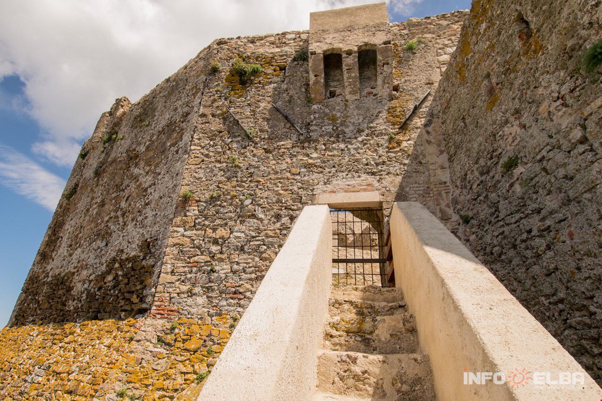 CentralElba's tweet photo. #TheVolterraioCastle is located between Portoferraio and Rio nell’Elba. It is the most ancient fortification on all the Island of Elba! It is one of the few fortresses never to have been raided by the Turkish pirates. 🏰 https://t.co/RnzdL1ndzZ