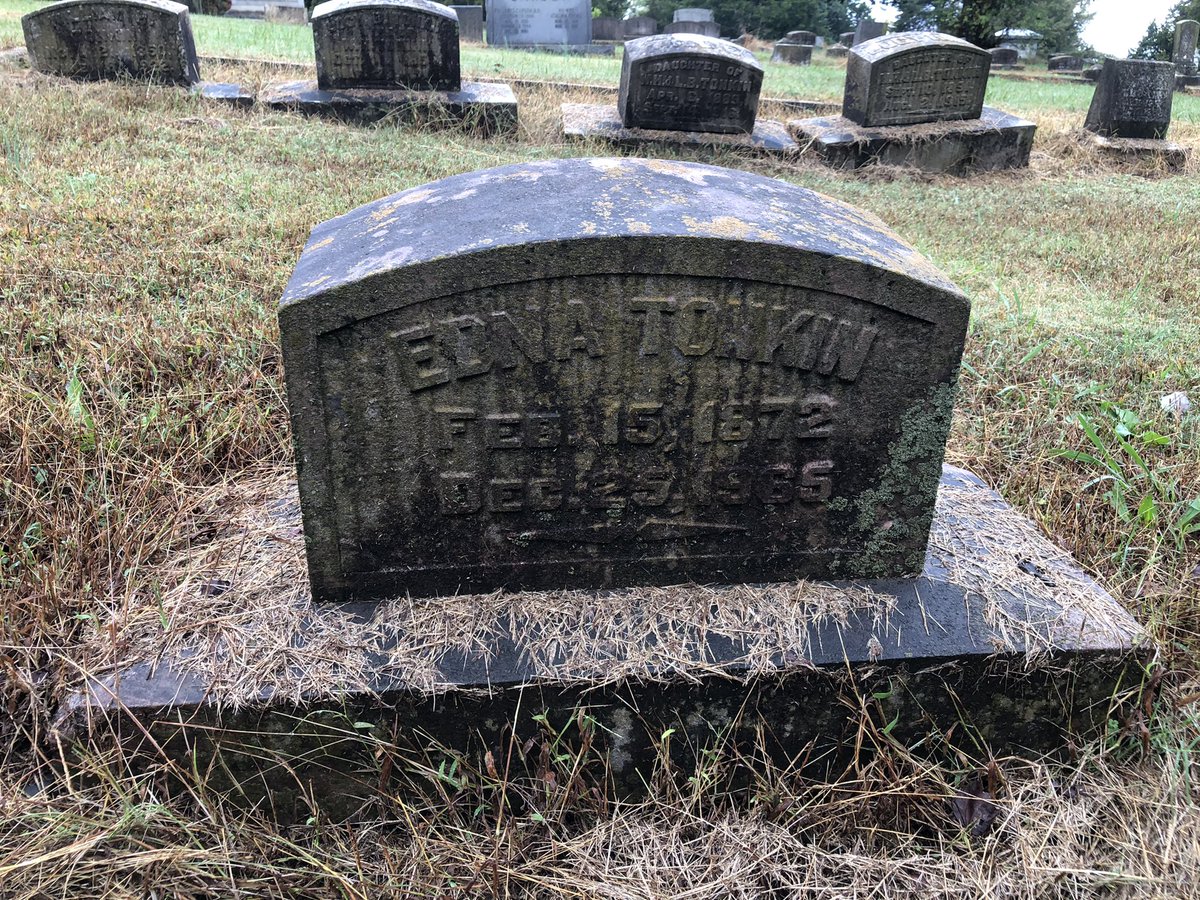 OcoeeDar's tweet photo. NSDAR Day of Service at Fort Hill Cemetery - Cleaning the headstone of Bradley County, Tennessee Suffragist Edna Tonkin #todaysdar #dardayofservice https://t.co/CCuDmogmyI