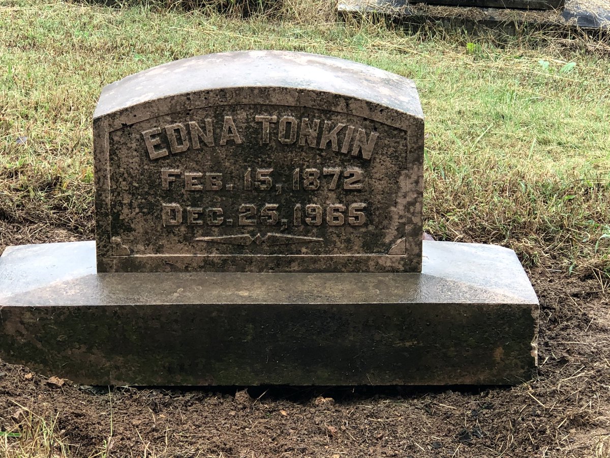 OcoeeDar's tweet photo. NSDAR Day of Service at Fort Hill Cemetery - Cleaning the headstone of Bradley County, Tennessee Suffragist Edna Tonkin #todaysdar #dardayofservice https://t.co/CCuDmogmyI