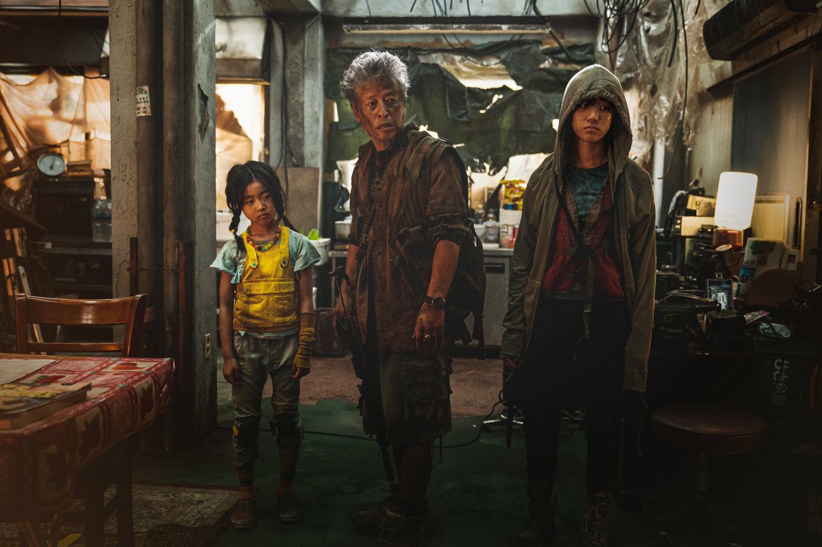 FranckCattelain's tweet photo. A choisir, mieux vaut vivre en humain dans un monde de zombies qu’être pestiféré au sein d’une humanité malade.
#Peninsula #SangHoYeon
@debordements
https://t.co/ogEwupuhfx https://t.co/r5RLQ7mtTU