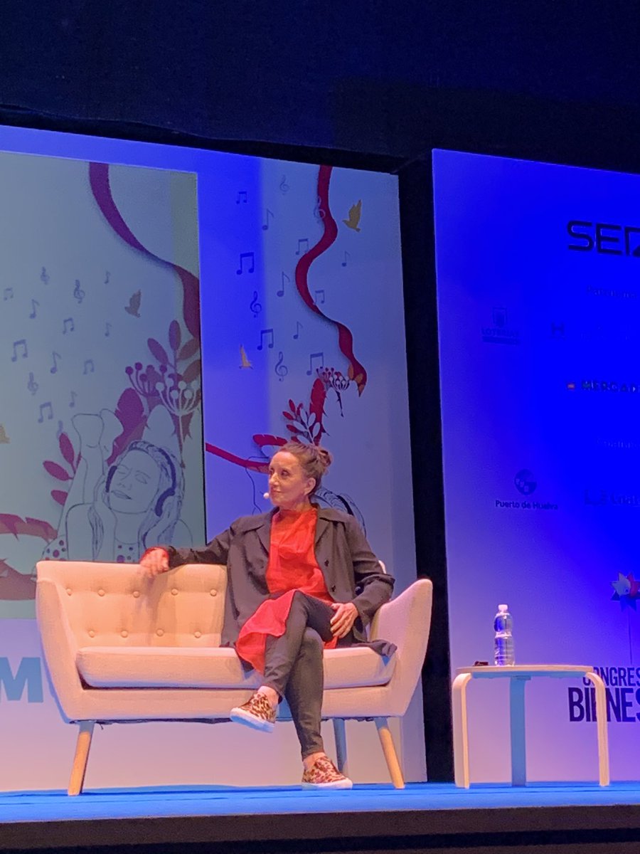 “vivo a través de la gente, de lo que ocurre a mi alrededor “, así de rotunda comienza la segunda tarde de @ser_bienestar con las profundas palabras de @LuzCasalOficial en el #TeatrodelMar de #PuntaUmbria “tengo una especial sensibilidad de ponerme en la piel de los demás”, añade https://t.co/oe9tjW78hc
