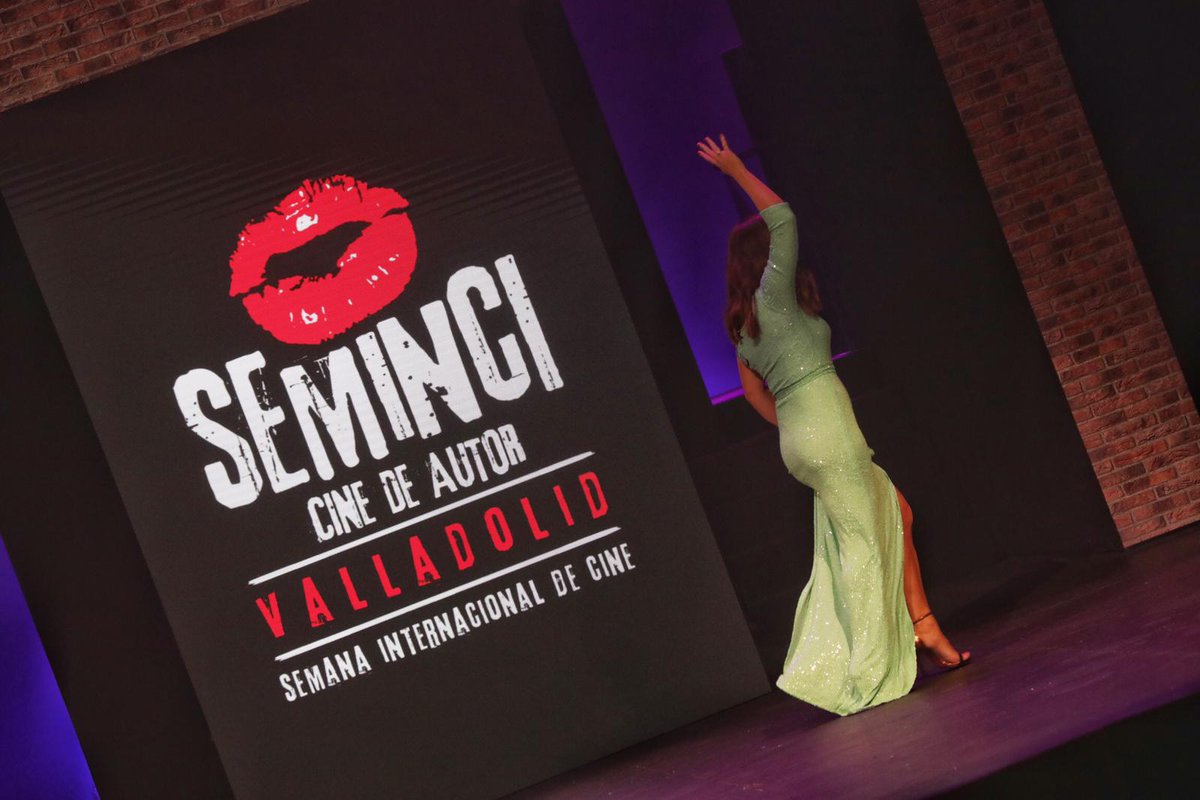 🎬GALA DE INAUGURACIÓN | #65Seminci💋

Los presentadores de la gala, <a href="/AlexODogherty/">Alex O'Dogherty</a> y @evamarciel, ponen fin a esta gala única que da comienzo a 8 intensos días de #cinedeautor internacional.

Gracias a todos/as por vuestro apoyo y muestras de cariño. Vosotros sois #Seminci❤️