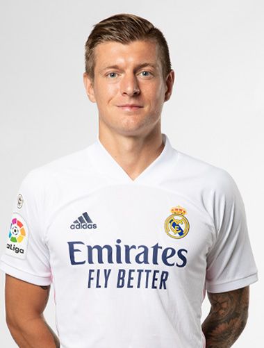 InvictosSomos's tweet photo. Lo distinta que es la vida del Real Madrid con Sergio Ramos y Toni Kroos (de interior). El español es el que sostiene en defensa y el encargado de transmitir seguridad. Y el alemán es el director de la orquesta. El que maneja, el que organiza y el que lidera con balón. PILARES. https://t.co/9qXvyiybY5